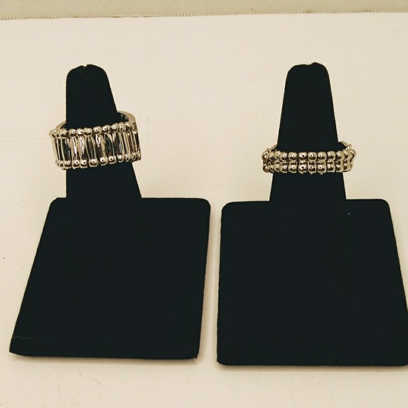 Silver tone stretch to fit rings. - Picture 2 of 2